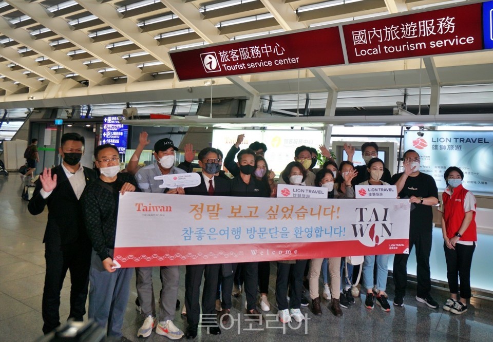 한국여행객이 13일 오후 14시 10분 타이완 타오위안국제공항에 도착하자 타이완 여행 관계자들은 "정말 보고 싶었습니다"현수막을 들고 한국여행객들을 반겼다.