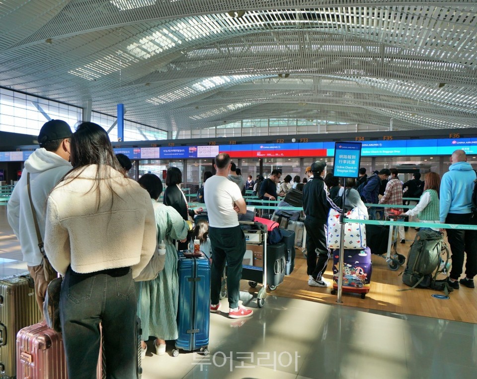 타이완 국경 재개방 첫날(13일) 타이완 행 비행기를 타기 위해 인천공항 제2터미널에서 줄 선 여행객들.