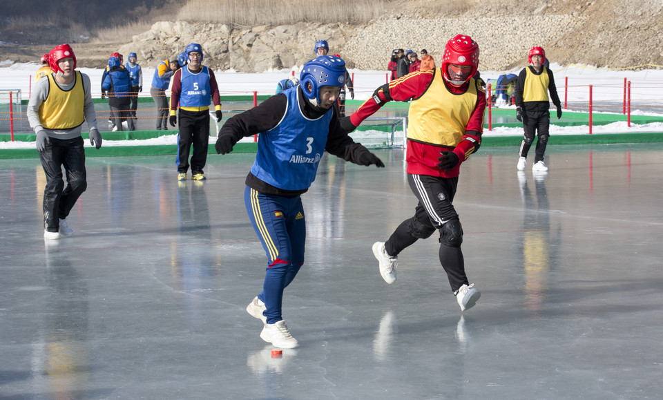 빙어축제에서 선보이는 얼음축구대회