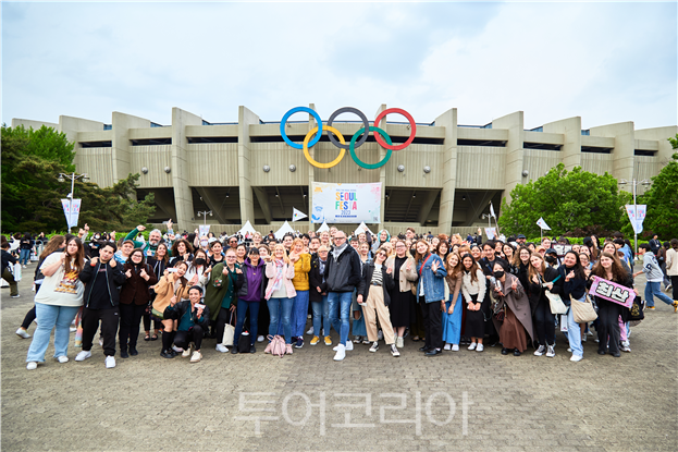 서울페스타 2023 개막식을 찾은 외국인 단체관광객