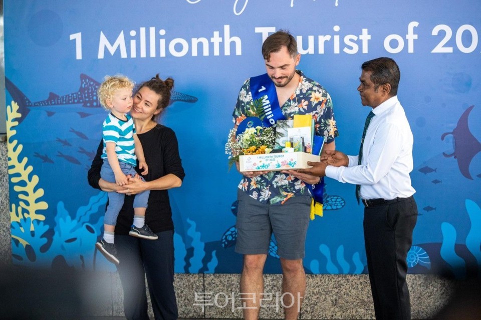 2023년의 100만 번째 몰디브 방문객인 안톤 파블로프 가족