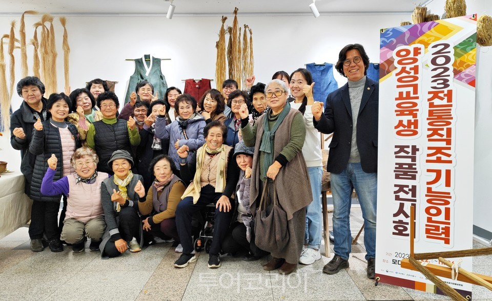 전시 오픈을 축하하는 임방호 회장과 교육사 및 교육생들 (사진. 김관수)