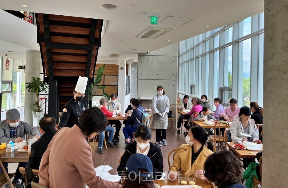 천안 시티투어 이용객들이 빵카달달코스 빵 체험에 참여하고 있다/사진-천안시