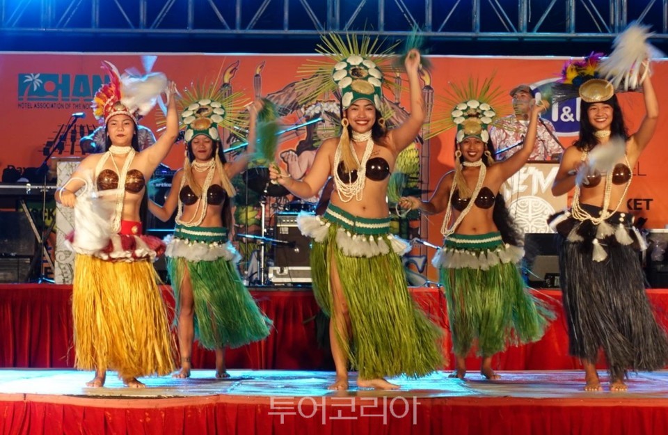 2022년 마리리아나 미식 축제장의 테이비 마오리(Teivi Maori)팀 폴리네시안 춤 공연
